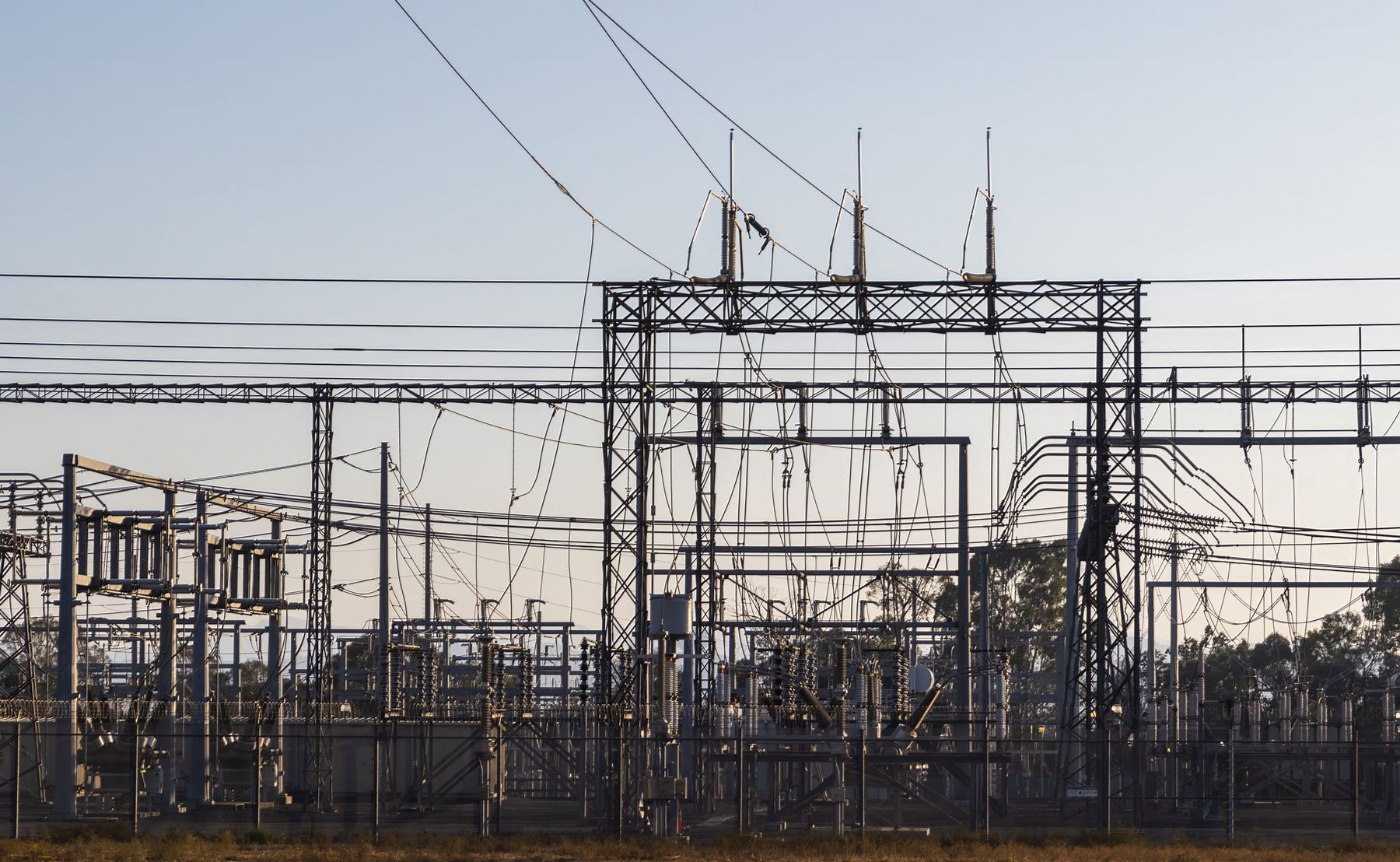 Stație de transformare de înaltă tensiune cu portale metalice